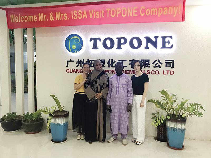 Bun venit clientul nostru din Nigeria pentru a vizita biroul companiei GuangZhou TOPONE și companiei Jinjiang.
